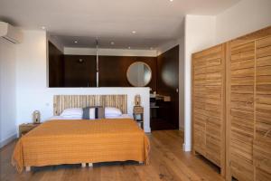 Villas Villa de luxe surplombant la mer, piscine suspendue : photos des chambres