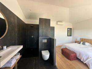 Villas Villa de luxe surplombant la mer, piscine suspendue : photos des chambres