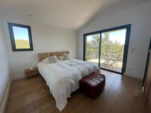 Villas Villa de luxe surplombant la mer, piscine suspendue : photos des chambres