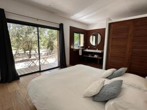 Villas Villa de luxe surplombant la mer, piscine suspendue : photos des chambres