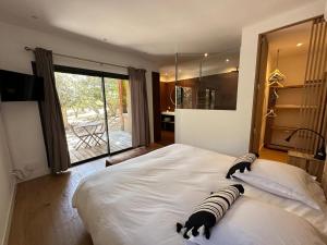 Villas Villa de luxe surplombant la mer, piscine suspendue : photos des chambres