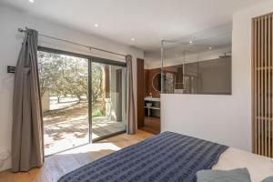 Villas Villa de luxe surplombant la mer, piscine suspendue : photos des chambres