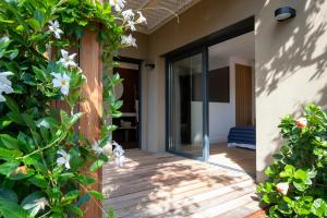 Villas Villa de luxe surplombant la mer, piscine suspendue : photos des chambres