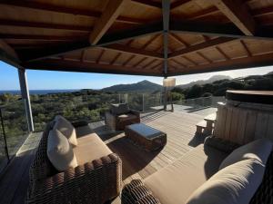 Villas Villa de luxe surplombant la mer, piscine suspendue : photos des chambres