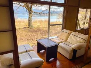 湖畔に佇む河口湖を一望できる絶景の宿 湖畔コテージ smile - Narusawa