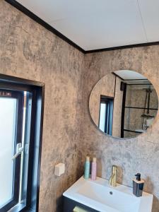 Stelle Maris, Nice place in Heinkenszand, 2 bedrooms, outdoor swimming pool, WIFI smart TV and privacy