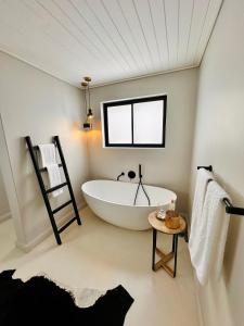 Thalassophile Beach House - Heated Pool