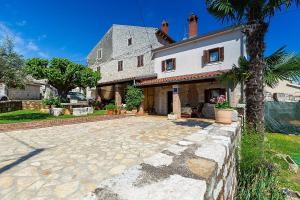 Stone house Graziella Funtana big private Garden