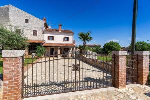 Stone house Graziella Funtana big private Garden
