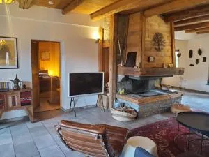 Grande maison savoyarde ensoleillée - Burdignin