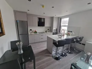 Modern 4 BR flat with 4 ensuites in central Reading - 卡弗沙姆