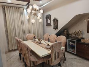 Riverside Palm Deluxe Double Room with AC in a house near Kamakhya and IHR