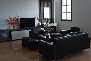 Phòng Ngủ Tập Thể Cho Cả Nam Và Nữ (Mixed Dormitory Room)