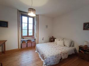Maisons de vacances Ancient priory farmhouse with pool, jacuzzi and lakes : photos des chambres