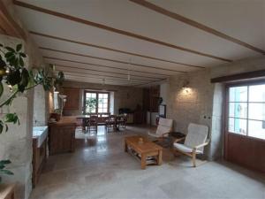 Maisons de vacances Ancient priory farmhouse with pool, jacuzzi and lakes : photos des chambres