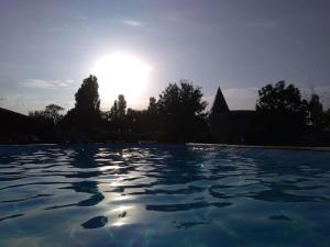 Maisons de vacances Ancient priory farmhouse with pool, jacuzzi and lakes : photos des chambres