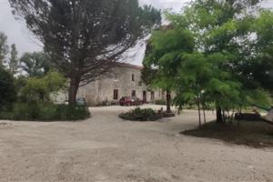 Maisons de vacances Ancient priory farmhouse with pool, jacuzzi and lakes : photos des chambres