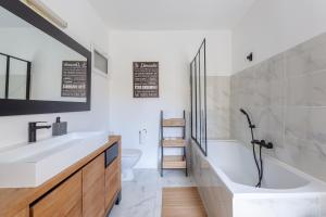 Maisons de vacances Chez Sylvie - Etonnante maison climatisee dans les remparts : photos des chambres