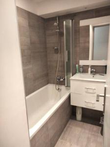 10mm a pied des plages, appartement olympe climatisé