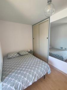 Appartements GRUISSAN, Studio Cabine, Au Calme VUE DEGAGEE SUR MARINA : photos des chambres
