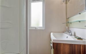 3 Bedroom Lovely Stacaravan In Sete