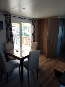 Campings MHVACANCES LOUENT PLUSIEURS MOBILHOMES DANS CAMPING 4 ETOILES PROCHE CHATEAUX et ZOO BEAUVAL : photos des chambres