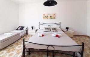 Beautiful Home In Siracusa With Kitchen