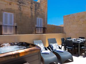 Exquisite 3-bedroom Duplex Penthouse with Jacuzzi in Valletta Centre