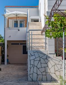 Seafront apt with balcony sea view and mooring