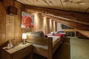 Low Ceiling Attic Double Room with Shared Bathroom room in Chalet Tissières