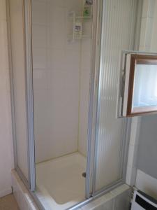 Sejours chez l'habitant logement avec piscine cuisine exterieure, chambre salle de bain : Chambre Double avec Salle de Bains Privative