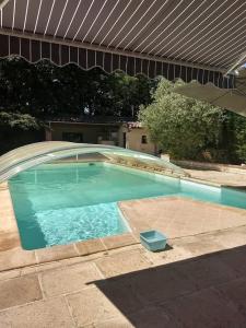 Sejours chez l'habitant logement avec piscine cuisine exterieure, chambre salle de bain : photos des chambres