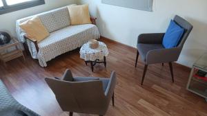 Extremely comfy apt with spacious private terrace 10min walk to the beach & in Town