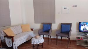 Extremely comfy apt with spacious private terrace 10min walk to the beach & in Town