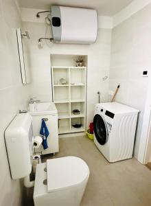 Modern luxury 2-bedroom apt with balcony & patio