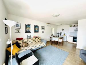 Luxury apartment Ivone with balcony and garden