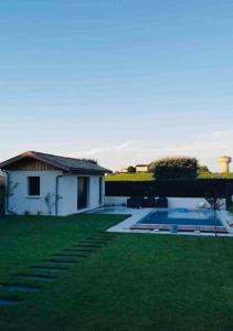 Studio vue piscine au calme près des vignes