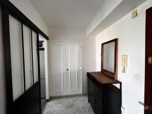 Superbe studio, 200 m de la mer, climatisé avec terrasse et parking privé