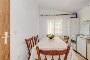 Seafront apartments Marija with terrace and mooring