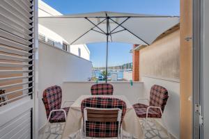 Seafront apartments Marija with terrace and mooring