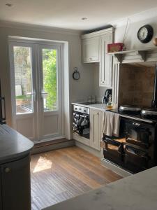 Poets Place - lovely 4 bedroom townhouse with garden
