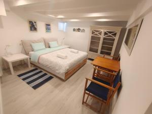 Apartment 55 m2, sunny garden & pool in Villa 1905