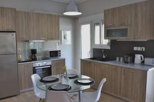 Penthouse lux flat with 2 bd next to larissis