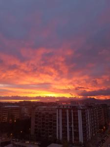 CITY HOUSE & FREE PARKING by Perry-Holiday moderno, panoramico e comodo fino a 6 ospiti