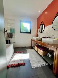 Villas Maison en bois au calme piscine : photos des chambres