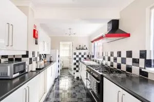 Spacious 5 bedroom, 2 Living Room, Games Room - Trysull