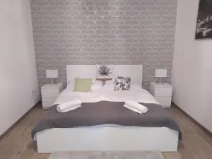 Lady Mabel's apartment near to Aréna, Puskás Stadion and City Park, with Guarded Parking place - Dunakeszi