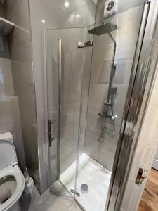 2 bed, 2 bath 1 min from Paddington station