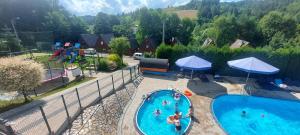 OW "Domki Matiaszówka" z PODGRZEWANYMI BASENAMI, kąpieliskiem ze zjeżdżalnią wodną, ogrodzonym placem zabaw i boiskiem