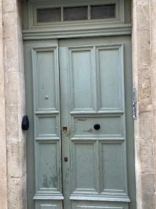 La Halte des Arènes de Nîmes Nude Beauté du Minimalisme